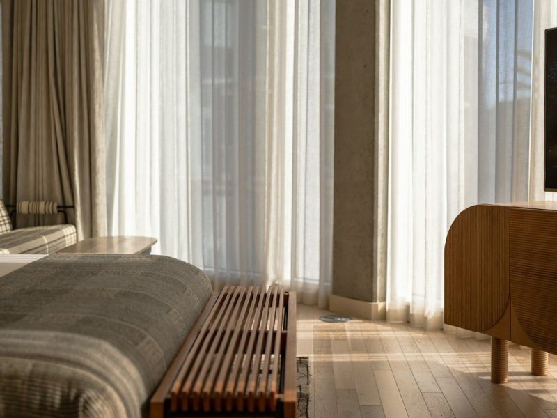 Modern Queen Size Wooden Classic Bed with Side Tables