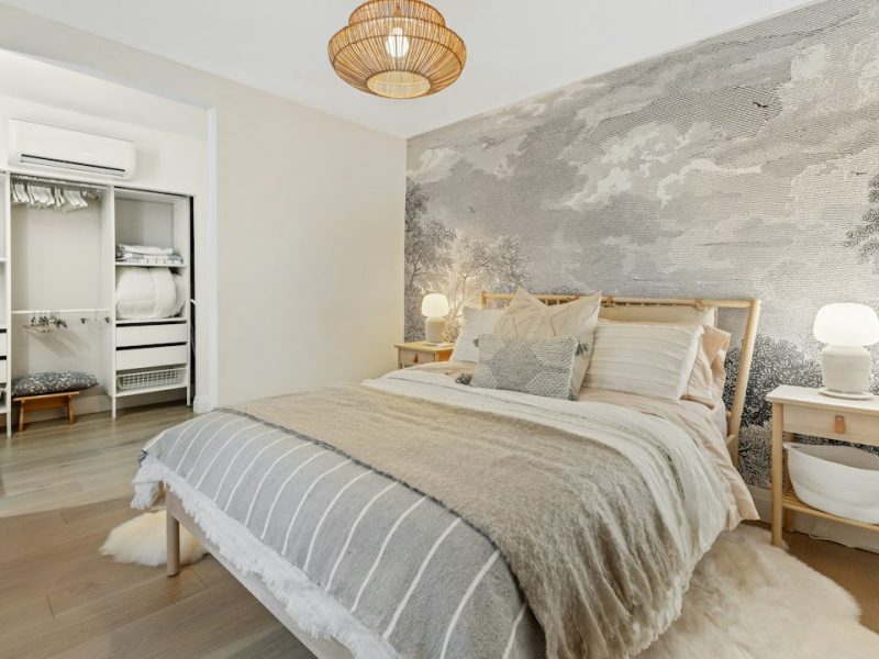 Modern Queen Size Wooden Rustic Bed with Side Tables