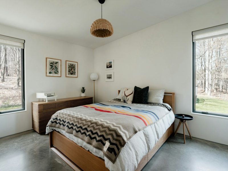 Modern Queen Size Wooden Modern Bed with Side Tables