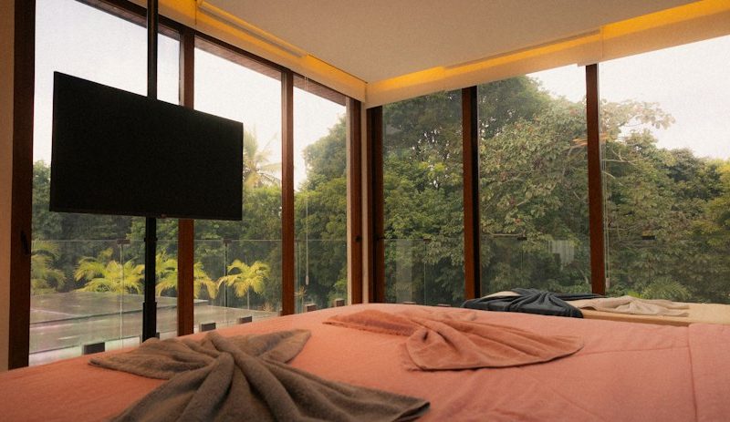 Modern Queen Size Wooden Royal Bed with Side Tables