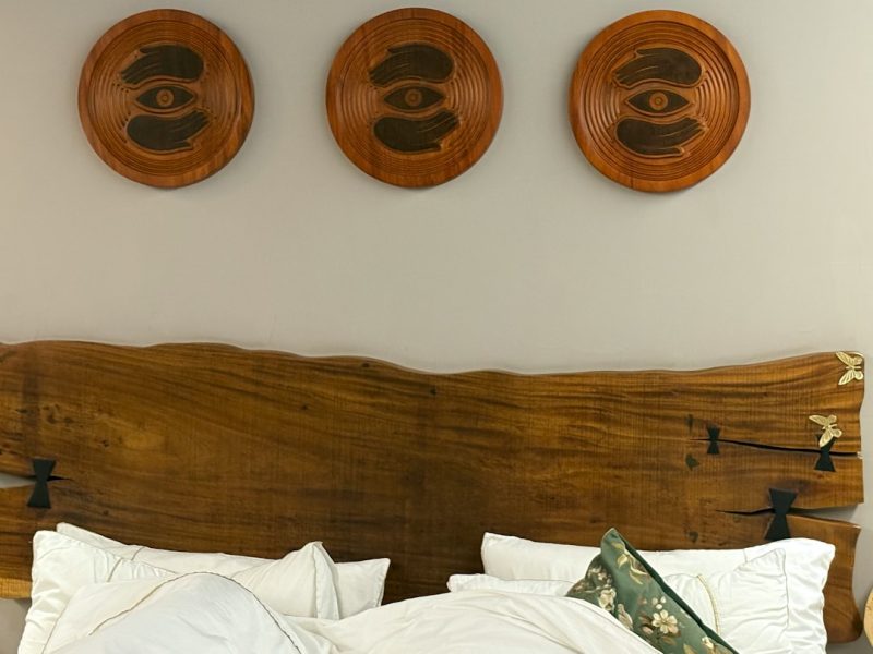 Modern Queen Size Wooden Rustic Bed with Side Tables