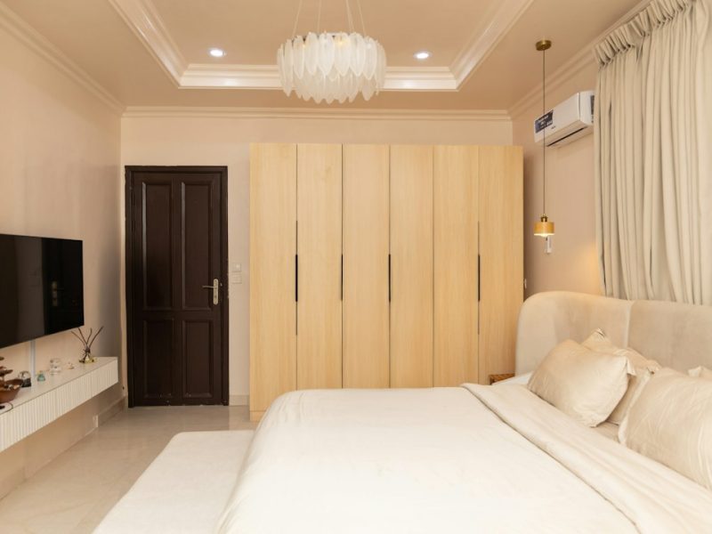 Modern Queen Size Wooden Nordic Bed with Side Tables